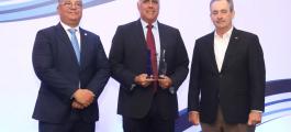 En el centro, el presidente saliente BASC Dominicana, Armando Rivas, recibe un reconocimiento del presidente entrante, Horacio Loma, y del vicepresidente ejecutivo de la Cámara Americana de Comercio, William Malamud. Se resaltó que las certificaciones de comercio seguro favorecen a empresas dominicanas.